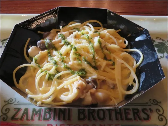 スパゲッティ、シーフードとキノコのクリームソース（ザンビーニ･ブラザーズ･リストランテ）