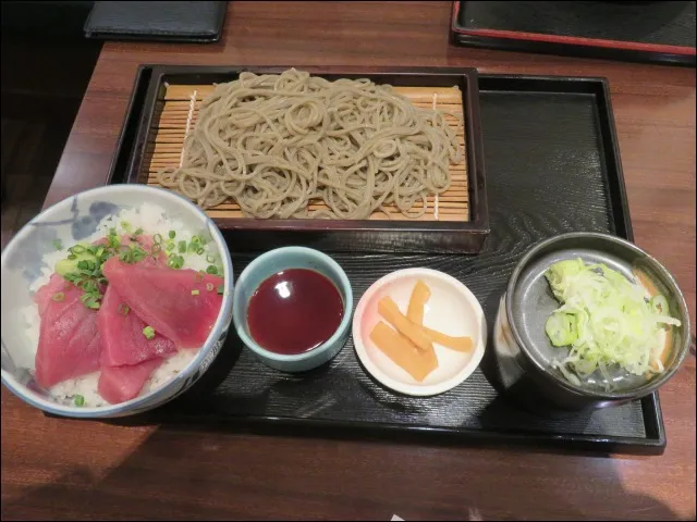 まぐろ二色丼と蕎麦(凛や)