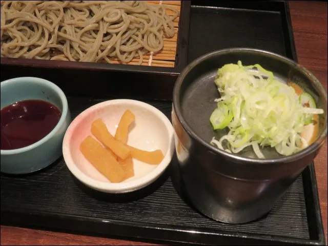まぐろ二色丼と蕎麦 めんつゆ・薬味・香の物(凛や)