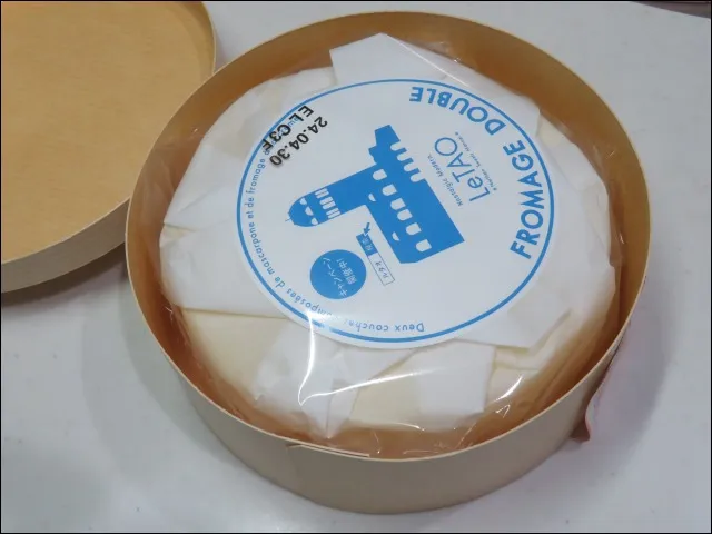 ドゥーブルフロマージュ 中包み(小樽洋菓子舗 ルタオ)