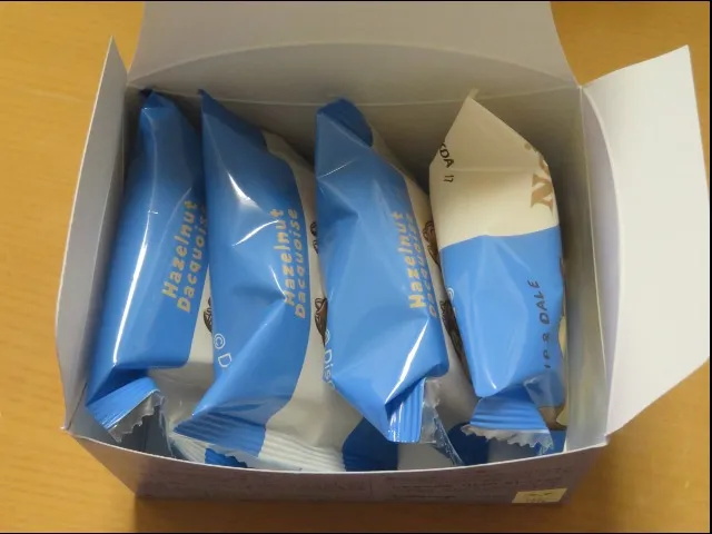ヘーゼルナッツのダックワース 箱中身(Noix)