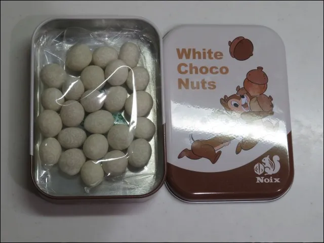 ホワイトチョコの豆菓子 缶開封(Noix)