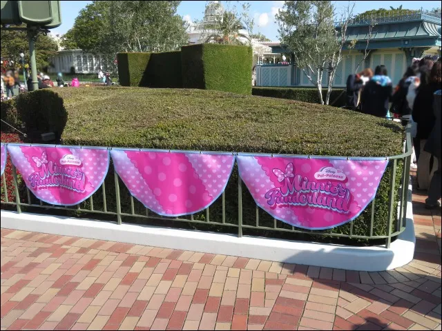 柵の旗（ディズニー・パルパルーザ“ミニーのファンダーランド”）