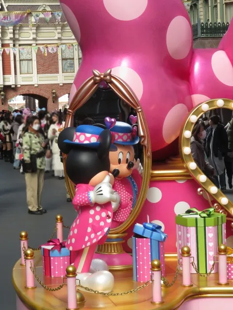 身だしなみをチェックするミッキー（ディズニー・パルパルーザ“ミニーのファンダーランド”）