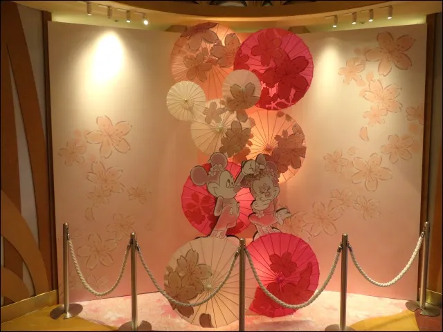 桜の和傘とミッキー、ミニー 入り口オブジェ（ディズニーストア）