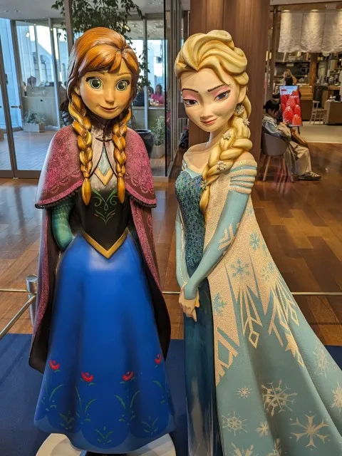 アナとエルサ像(Disney THE MARKET)