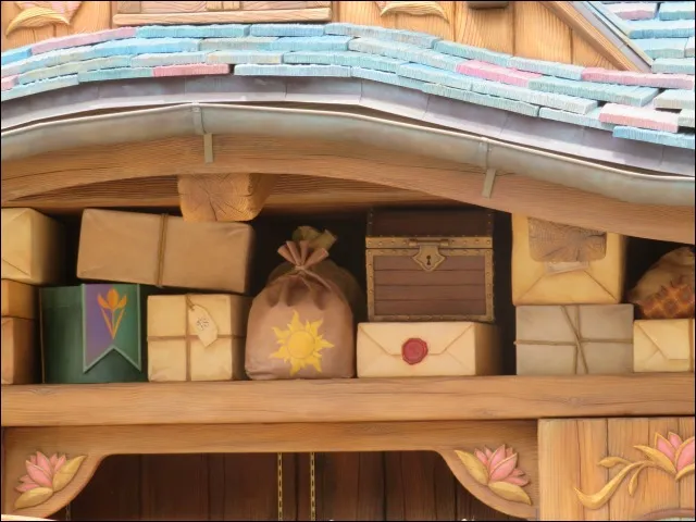 天井棚荷物に太陽の紋（ラプンツェルのランタンフェスティバル）
