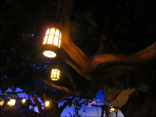 ランプのかかった木（ピーターパンのネバーランドアドベンチャー）