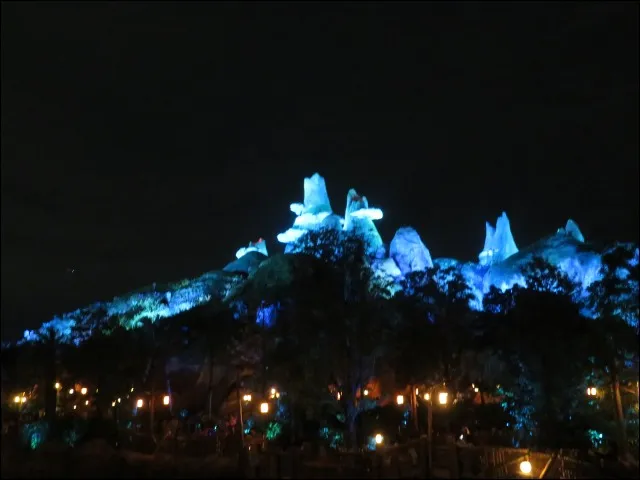 火山のある遠景（ピーターパンのネバーランド）