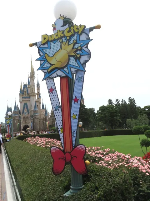 Duck City 柱飾り(ディズニー・パルパルーザ “ドナルドのクワッキー・ダックシティ”)