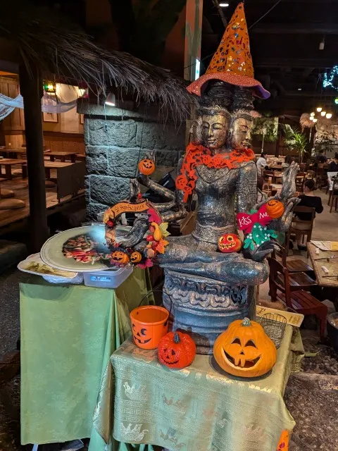 ハロウィーン仕様阿修羅像(モンスーンカフェ)