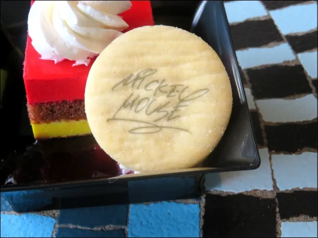 ラズベリー&レモンムースケーキ ミッキー署名クッキー(プラザパビリオン・レストラン)