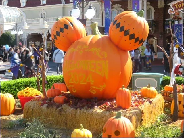パンプキンミッキーオブジェ アップ(ディズニー・ハロウィーン 2024)