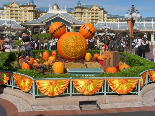 パンプキンミッキーオブジェ 裏側(ディズニー・ハロウィーン 2024)