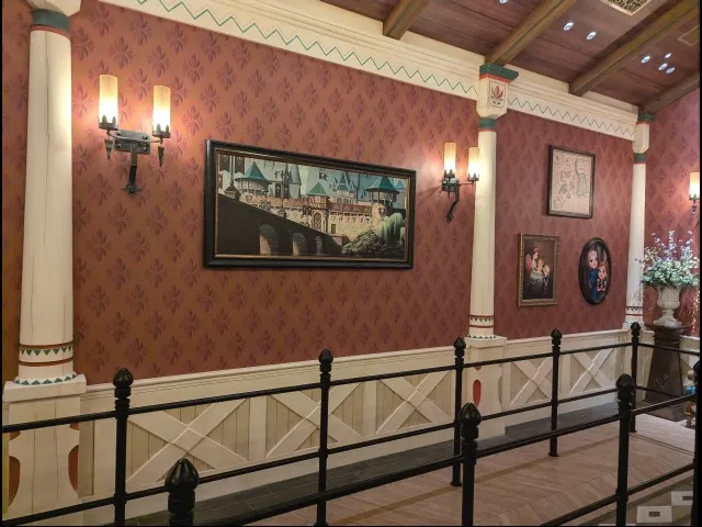絵画のかかった通路(アナとエルサのフローズンジャーニー)