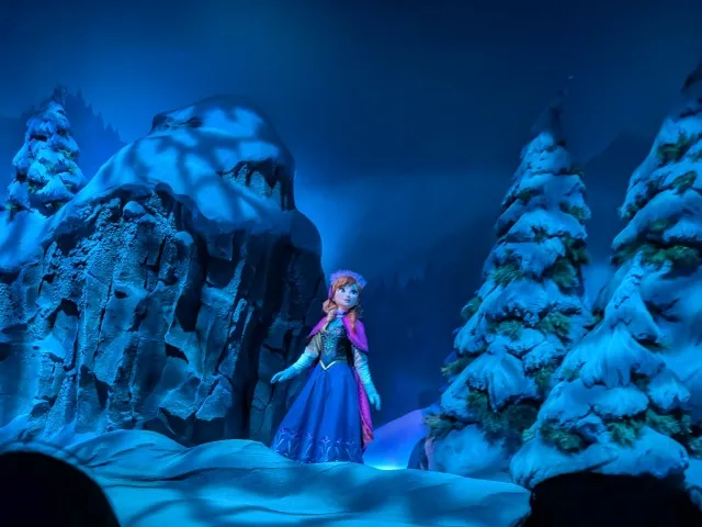 雪山のアナ(アナとエルサのフローズンジャーニー)