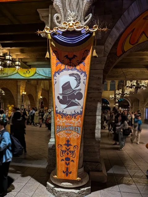 入り口脇 ミッキー旗(ディズニー・ハロウィーン 2024)