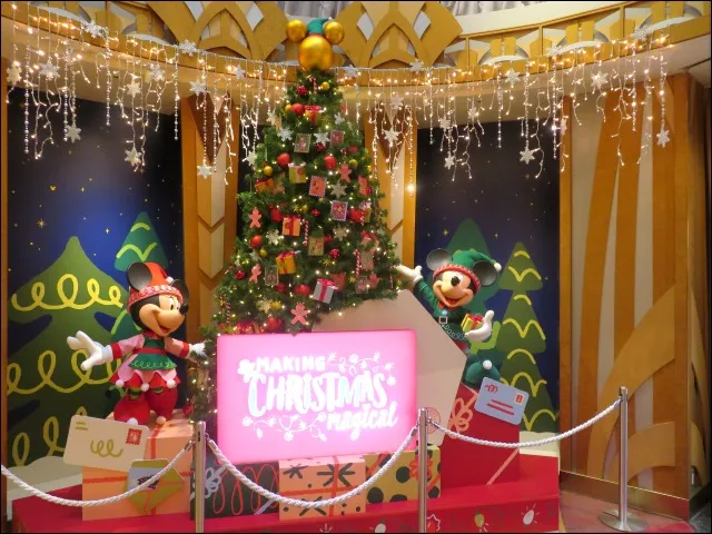 入り口のツリーとミッキー&ミニー(ディズニーストア)