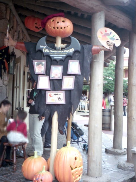 ウエスタンランド ハロウィーン装飾 芸術家カカシ