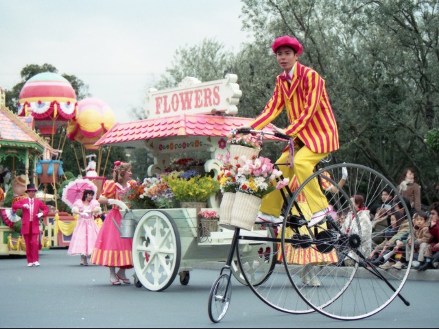 自転車と花屋のワゴン（ディズニー・ドリームス・オン・パレード）