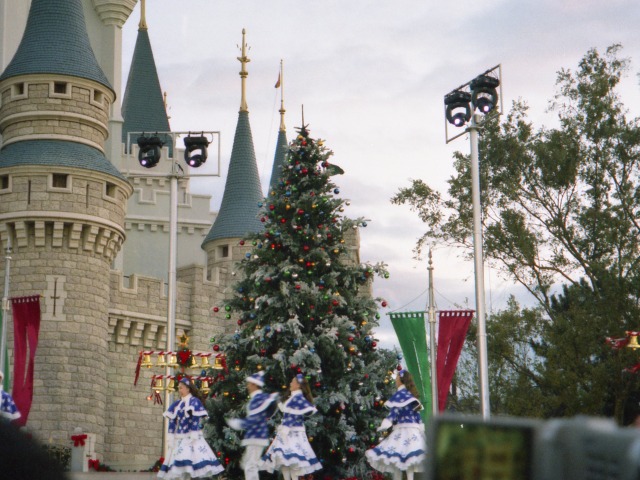 舞台上のクリスマスツリー（スパークリング・クリスマス・フォー・ユー）