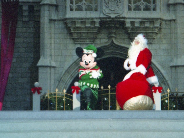 ミッキーとプレゼントバッグサンタ（スパークリング・クリスマス・フォー・ユー）