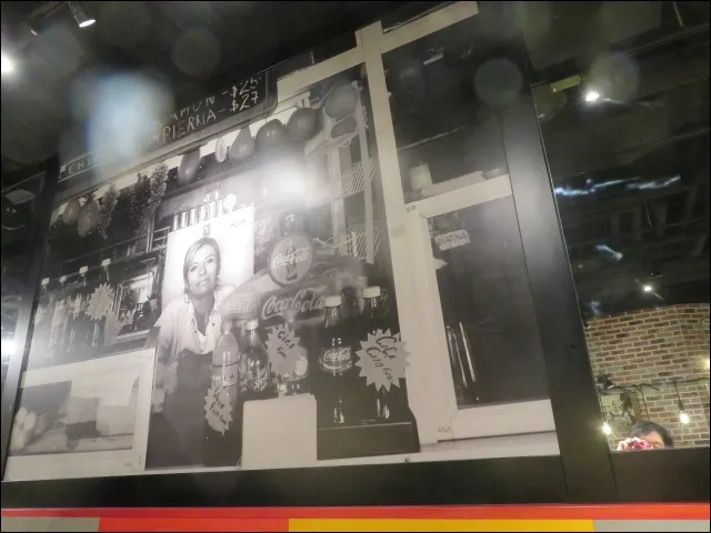 店内壁装飾(GUZMAN Y GOMEZ)