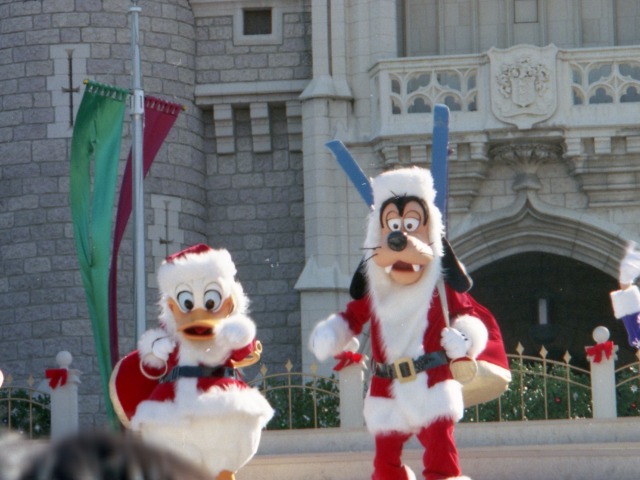 ドナルドとグーフィー（スパークリング・クリスマス・フォー・ユー）