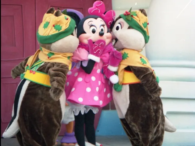 チップとデールからキスされるミニー(トゥーンタウン)