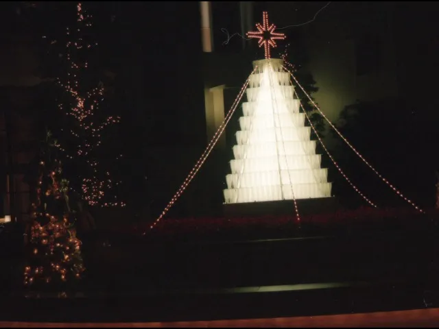 中庭のクリスマスツリー（ディズニーアンバサダーホテル）