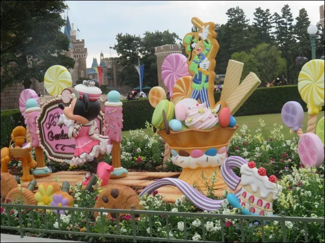 キャッスル左手のモニュメント(ヴァネロペのスウィーツ・ポップ・ワールド)