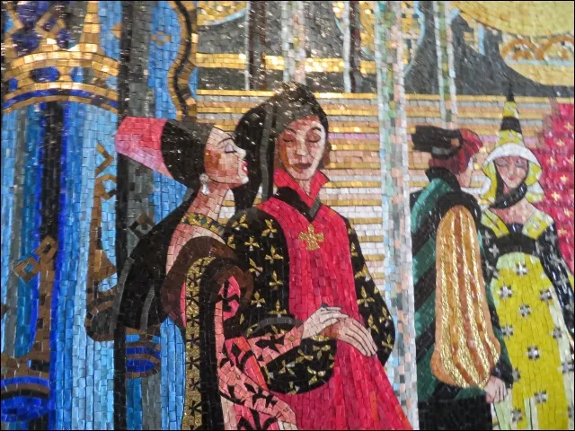 入り口外のモザイク画(ガラスの靴)