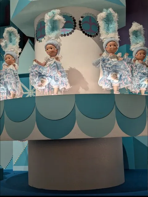 足上げダンス(イッツ・ア・スモールワールド)
