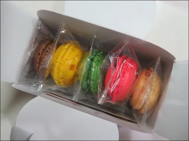 マカロン詰め合わせ 箱の中(DALLOYAU)