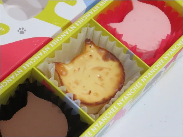 3匹のにゃんチー 箱の中アップ(NEKONEKO)