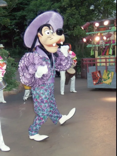 グーフィー（“フィエスタ・ノーチェ”ストリートパーティー）
