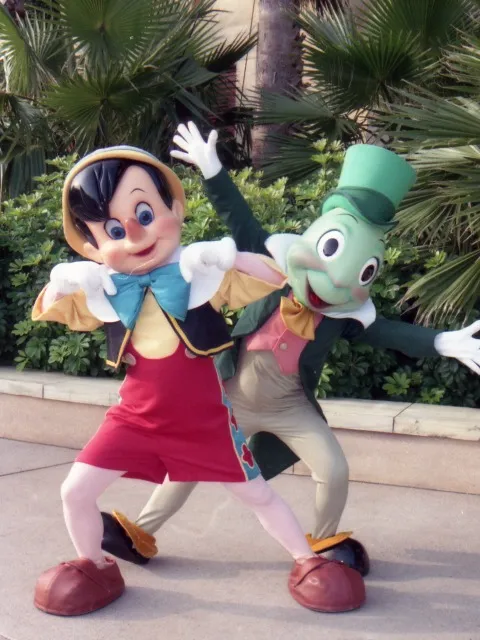 ピノキオとジミニー・クリケット(エントランス)