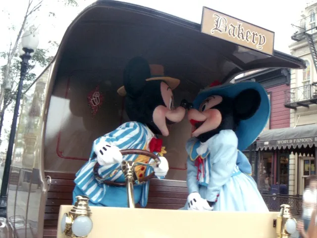 ドライブ中にキスするミッキーとミニー（アメリカンウォーターフロント）