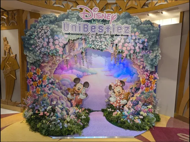 ユニベスティーズ売り出しモニュメント（ディズニーストア）