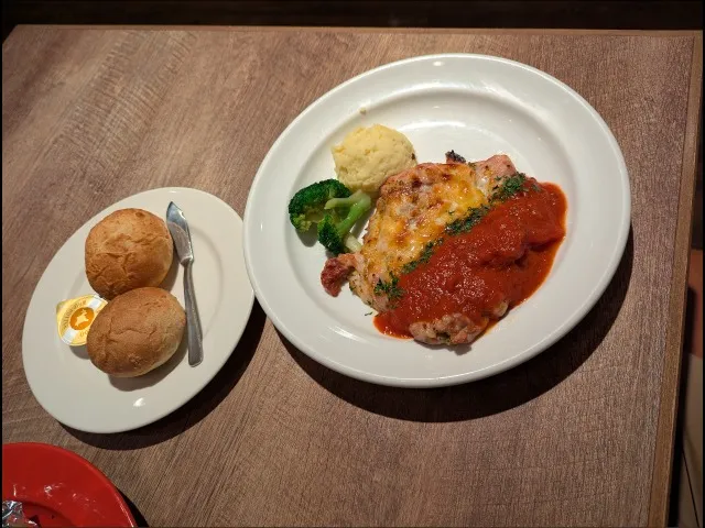 チキンミラネーズとパン(RED LOBSTER)