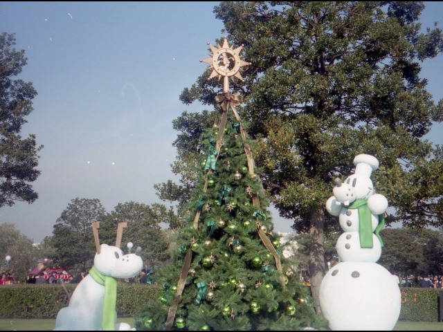 プルートとグーフィーの雪だるま（クリスマス・ファンタジー 2001）