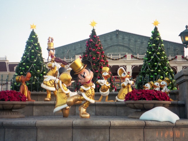 ディズニーパルズのモニュメント（クリスマス・ファンタジー 2001）
