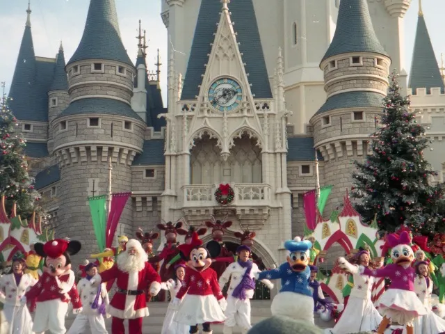 ミッキー、サンタクロース、ミニー、ドナルド、デイジー（クリスマス・フォー・ユー）
