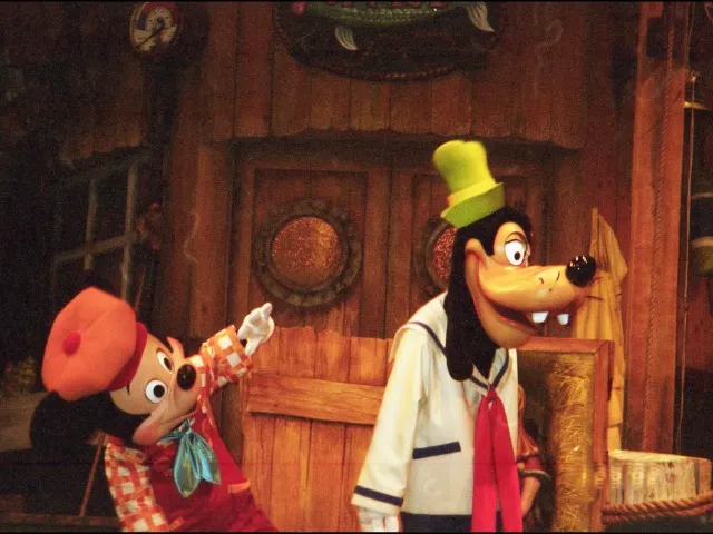 グーフィーとミッキー（ドナルドのボートビルダー）