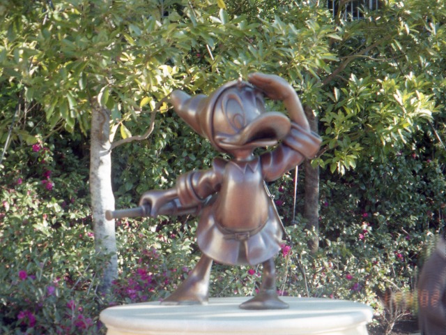 メインエントランス・サウスのドナルド像（東京ディズニーシー）
