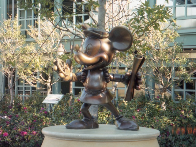 メインエントランス・ノースのミッキー像（東京ディズニーシー）