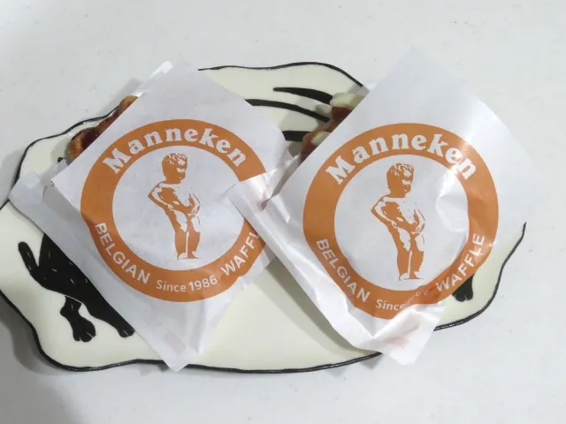 キャラメルミルクワッフルと苺の果実ワッフル 紙包み（マネケン）