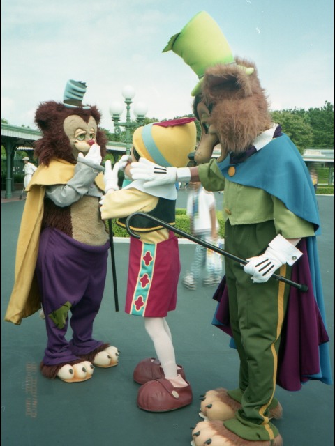ギデオン、ピノキオ、ファウルフェロー（エントランス）