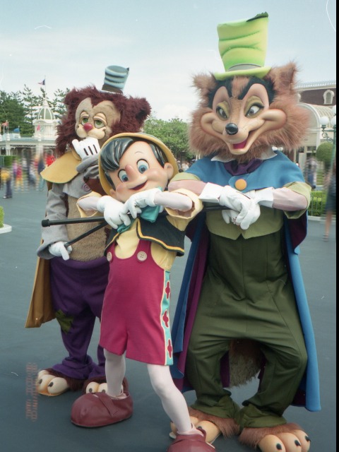 ギデオン、ピノキオ、ファウルフェロー（エントランス）