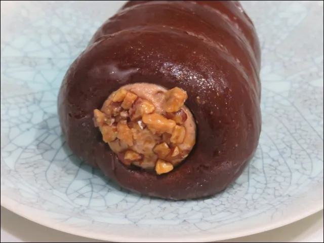 季節のコロネ（ミルクチョコレートクランチ） 口アップ（ゴディパン）
